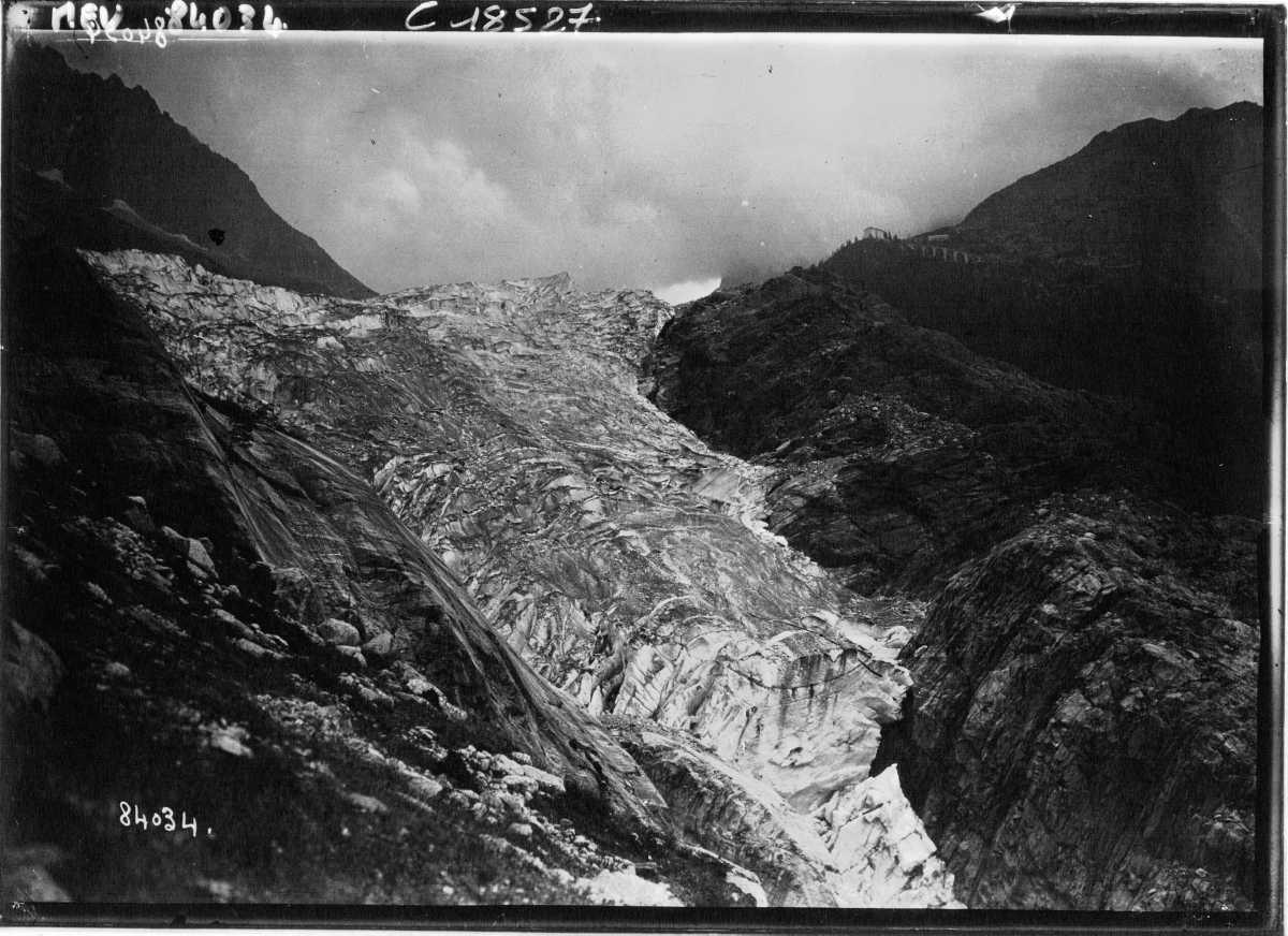 [BNF] - Photos impressionnantes de la Mer de Glace dans les années 1920, avant la crise climatique et ses conséquence désastreuse pour le glacier 