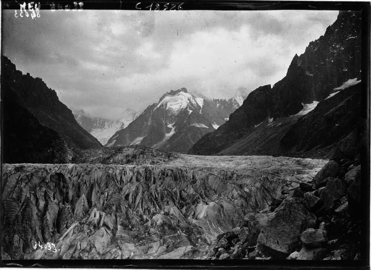 [BNF] - Photos impressionnantes de la Mer de Glace dans les années 1920, avant la crise climatique et ses conséquence désastreuse pour le glacier 