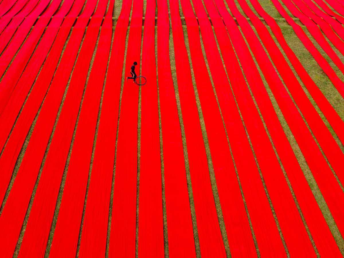 [Focus] - Teintures rouges et séchage écolo au soleil au Bangladesh