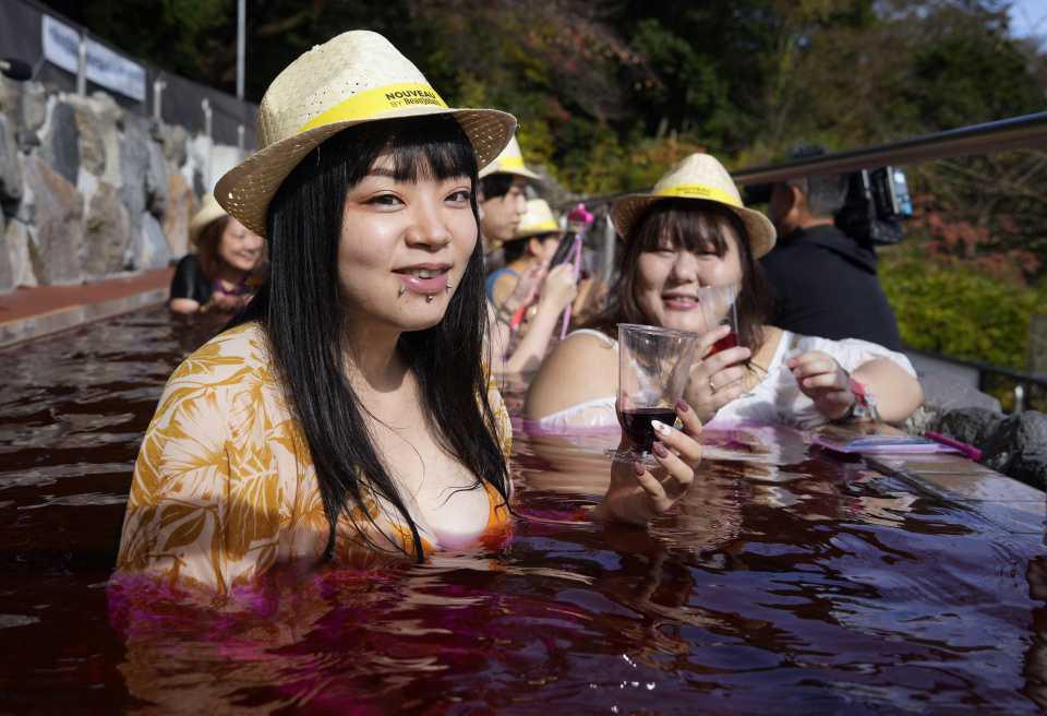[Focus] - Des bains de Beaujolais Nouveau pour célébrer le cru 2022 au Japon 
