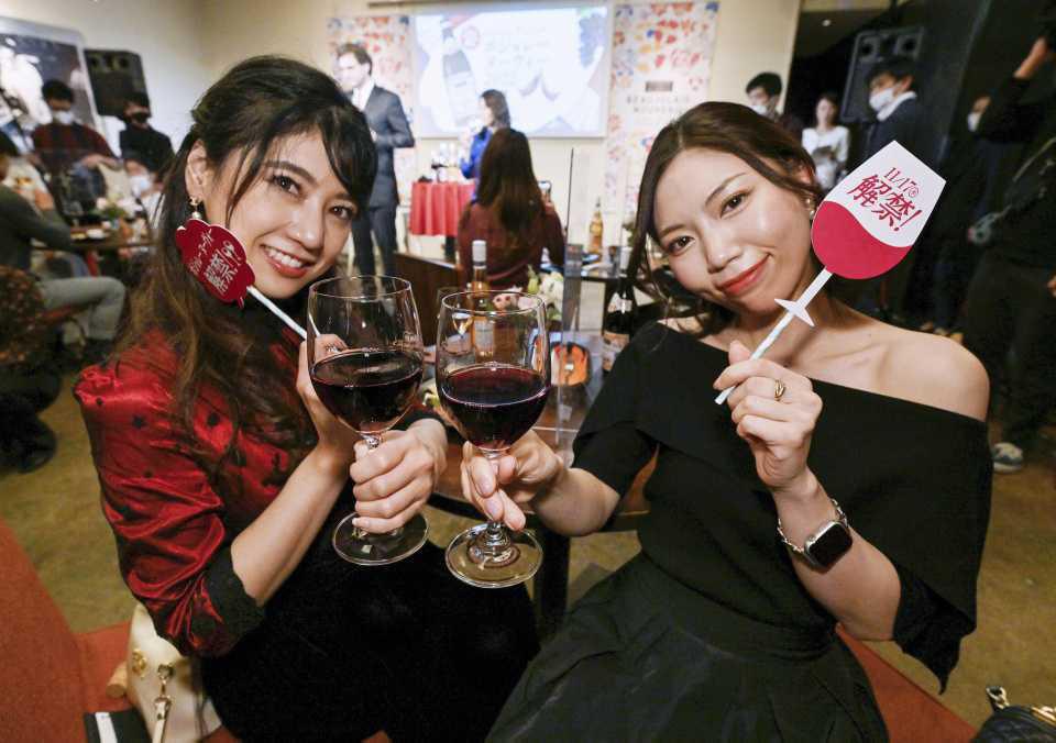 [Focus] - Des bains de Beaujolais Nouveau pour célébrer le cru 2022 au Japon 