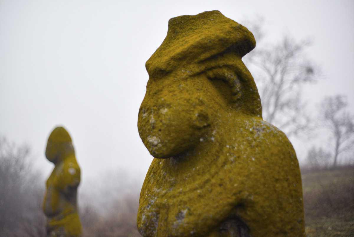 [Focus] - Guerre en Ukraine : Les statues en pierre du Mont Kremenets en danger