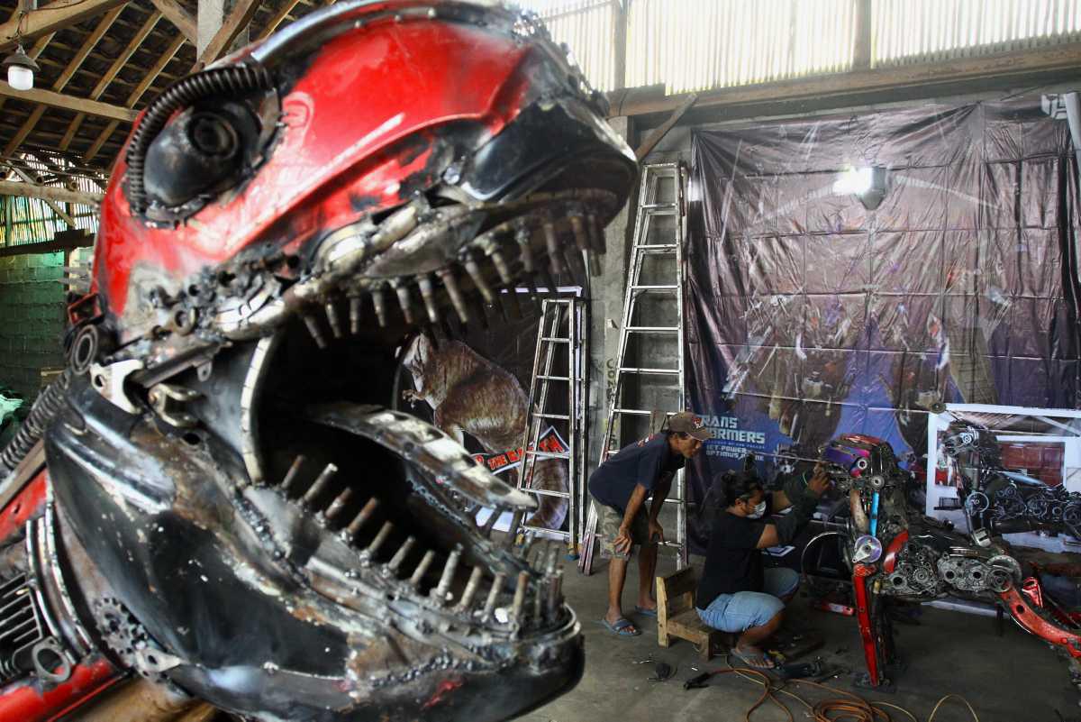 [Focus] - L'atelier "Transformers" de carcasses de motos en Indonésie