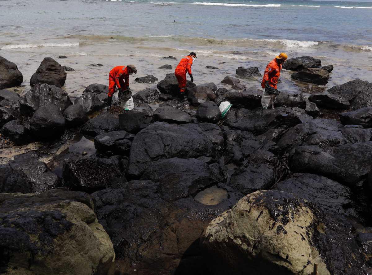 [Focus] - Marée noire aux Philippines : nettoyage des côtes sur l'île de Mindoro