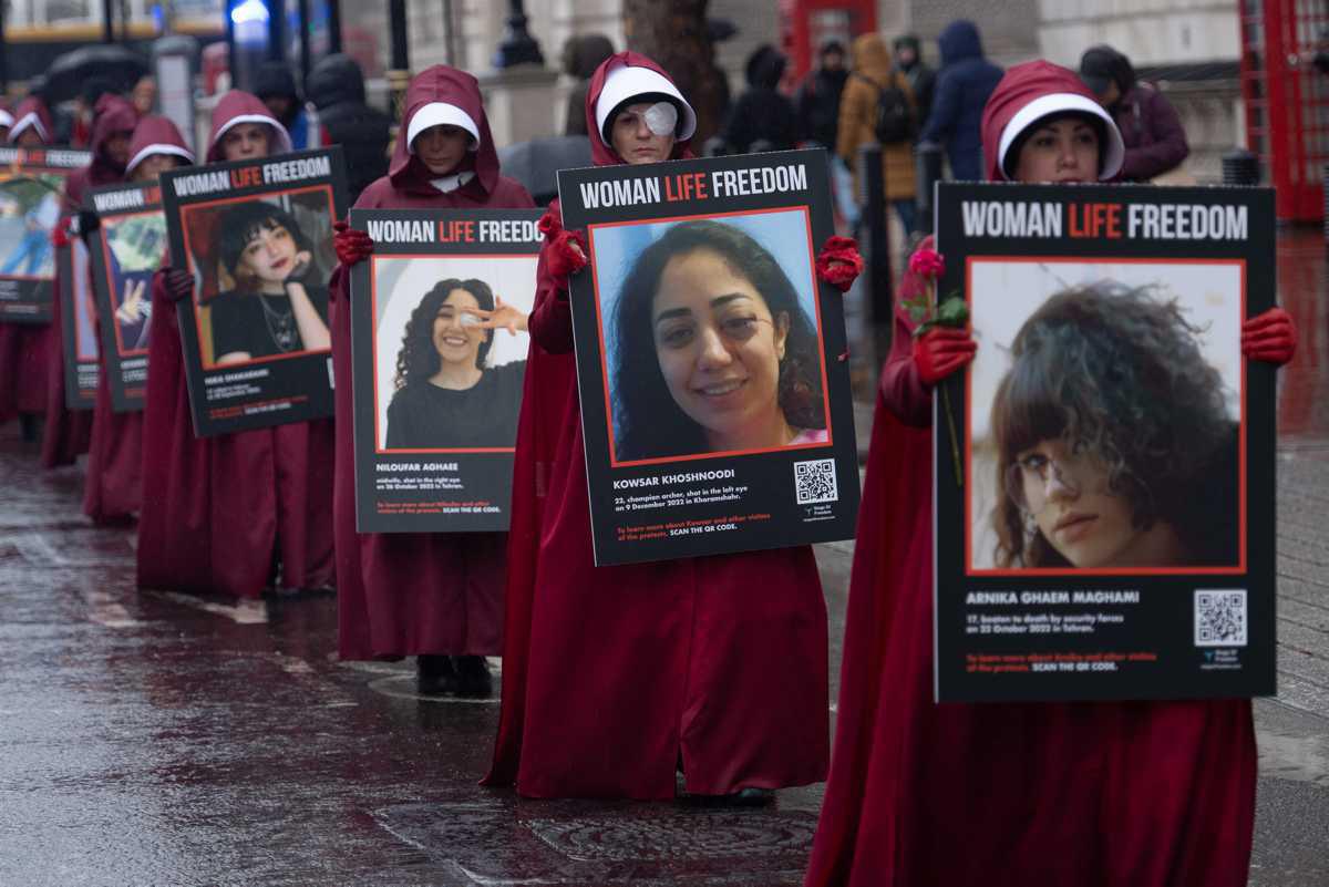 [Focus] - Journée des Droits des femmes - Pourquoi défile-t-on le 8 mars en costume de La servante écarlate ?
