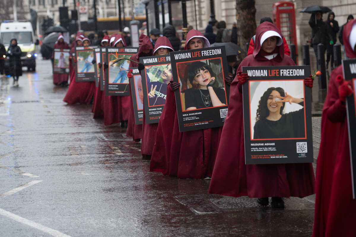 [Focus] - Journée des Droits des femmes - Pourquoi défile-t-on le 8 mars en costume de La servante écarlate ?