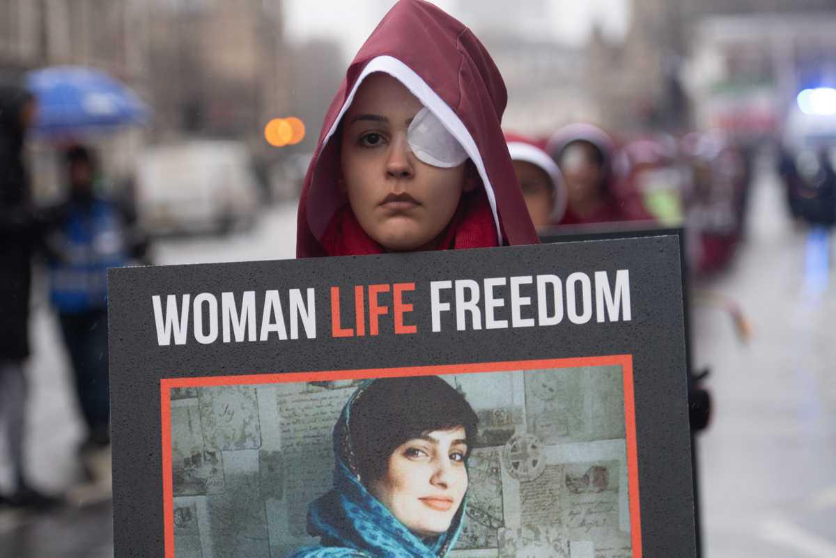 [Focus] - Journée des Droits des femmes - Pourquoi défile-t-on le 8 mars en costume de La servante écarlate ?