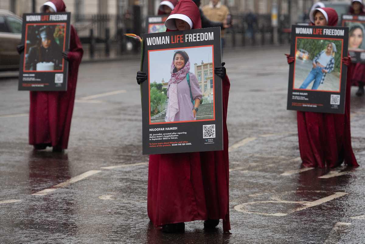 [Focus] - Journée des Droits des femmes - Pourquoi défile-t-on le 8 mars en costume de La servante écarlate ?