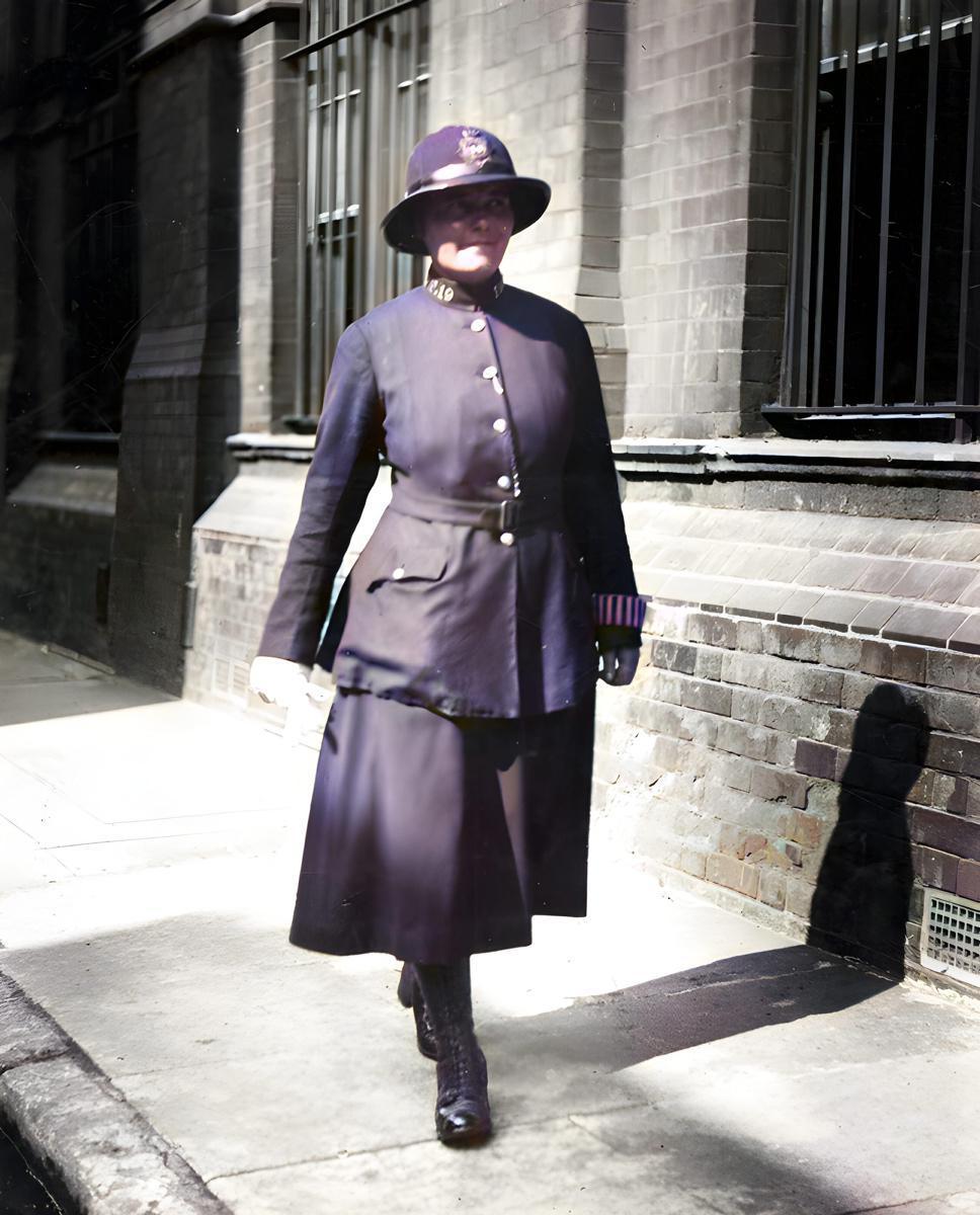 [Focus] - Les femmes et la police dans l'Histoire avec les images colorisées de nos archives