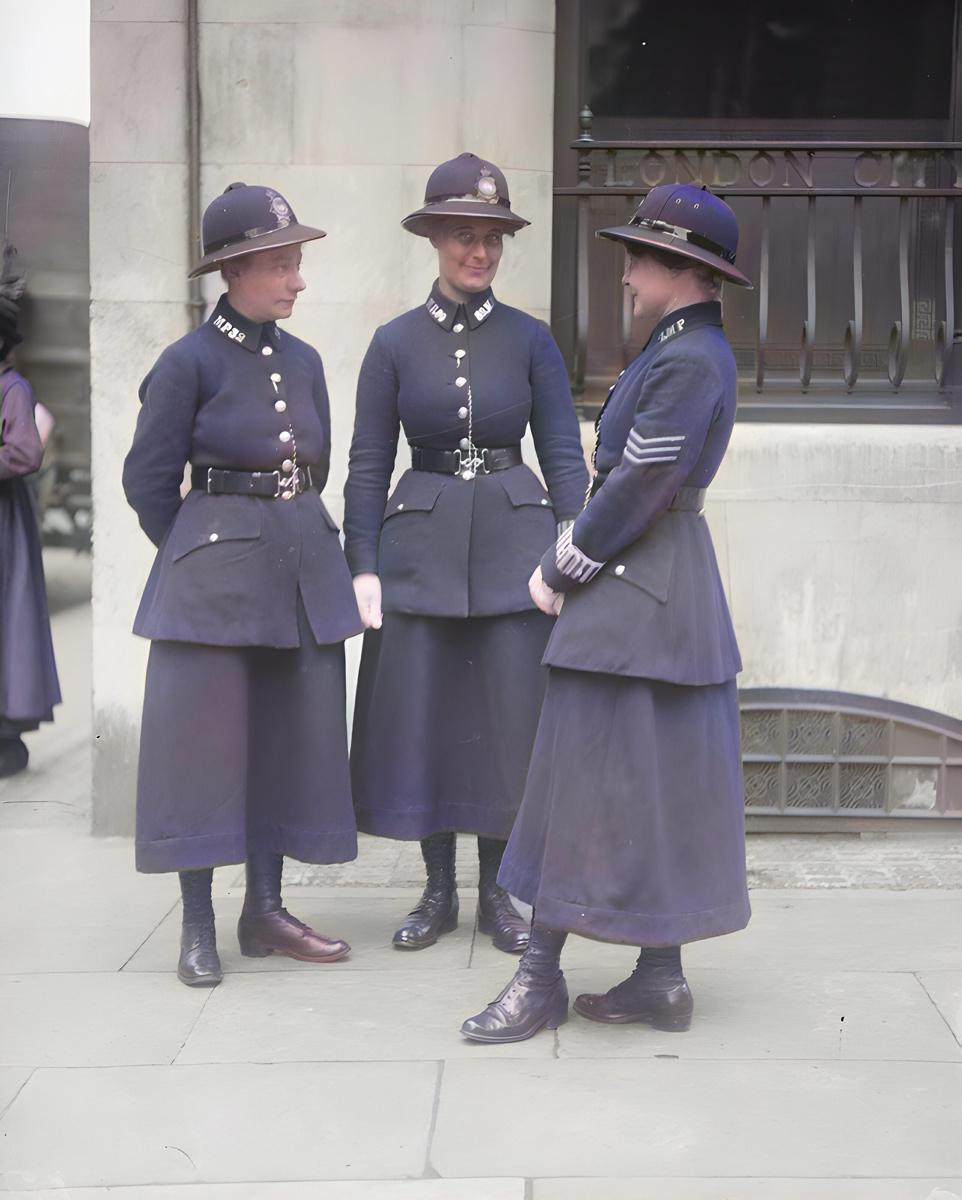 [Focus] - Les femmes et la police dans l'Histoire avec les images colorisées de nos archives