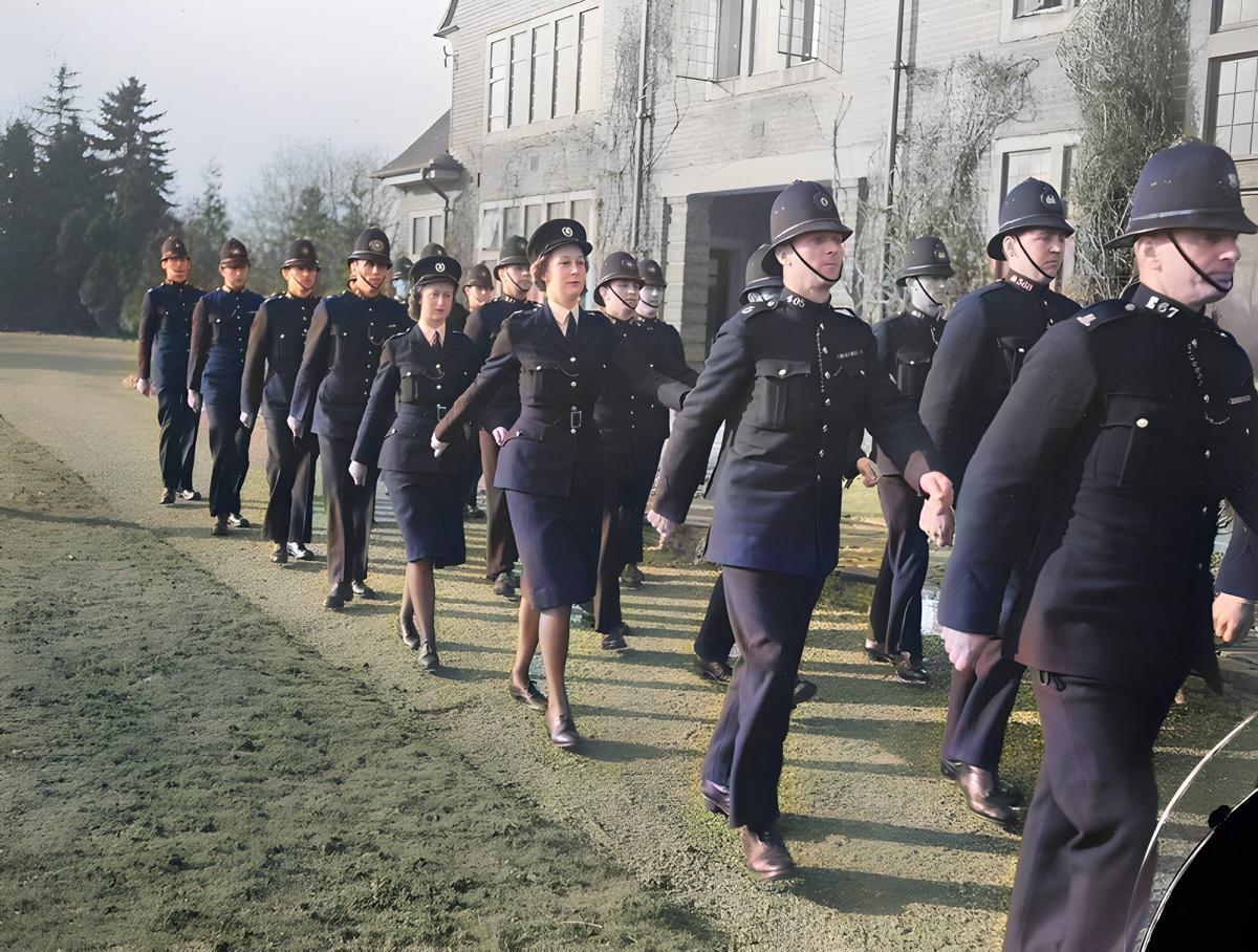 [Focus] - Les femmes et la police dans l'Histoire avec les images colorisées de nos archives