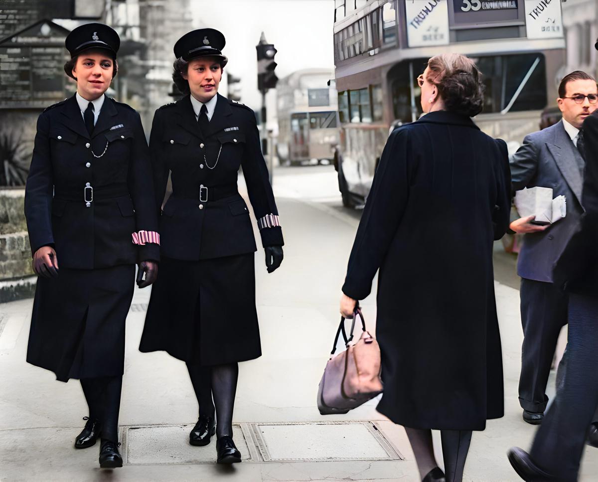 [Focus] - Les femmes et la police dans l'Histoire avec les images colorisées de nos archives