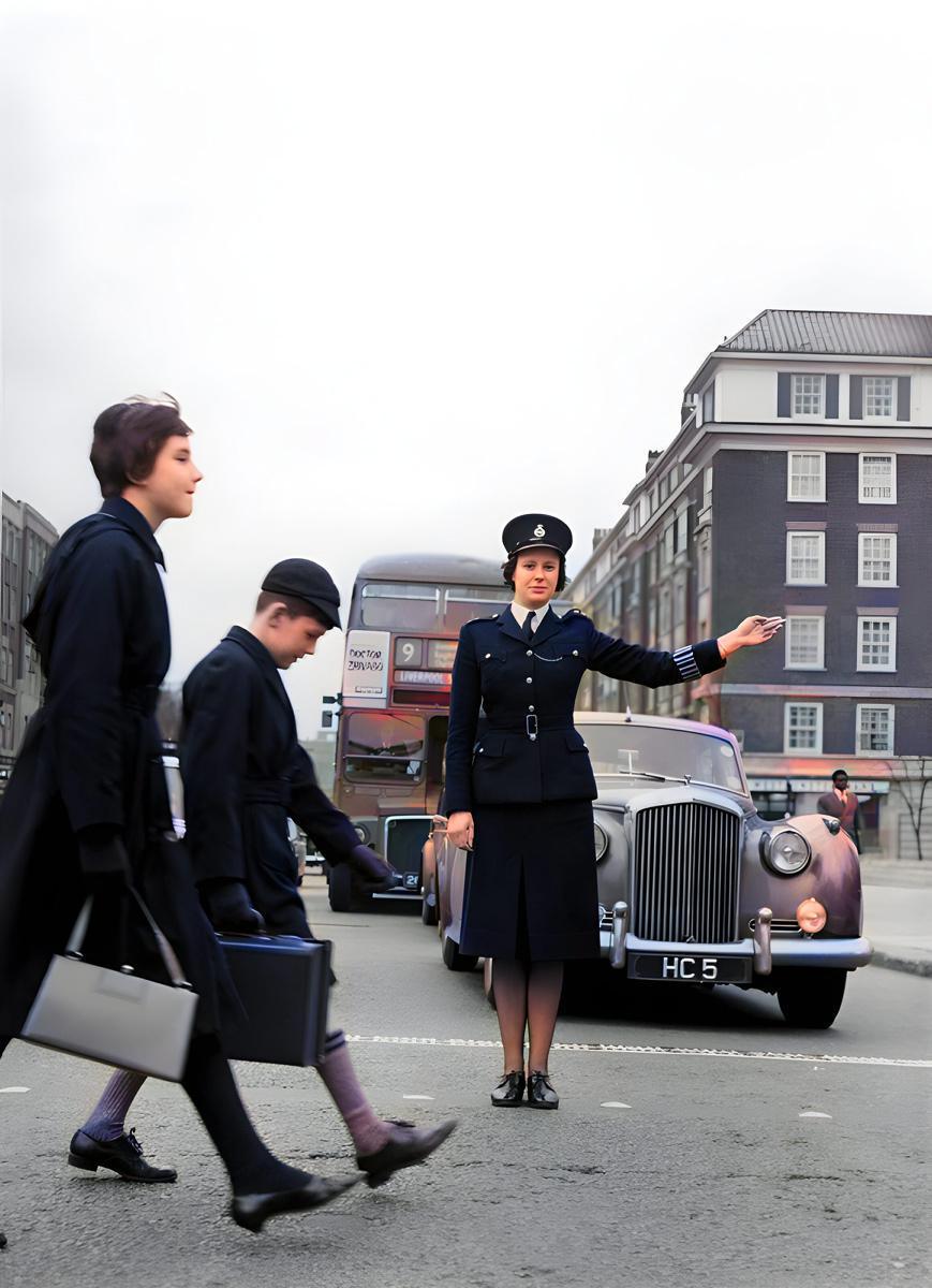 [Focus] - Les femmes et la police dans l'Histoire avec les images colorisées de nos archives