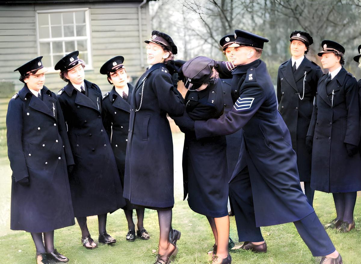 [Focus] - Les femmes et la police dans l'Histoire avec les images colorisées de nos archives