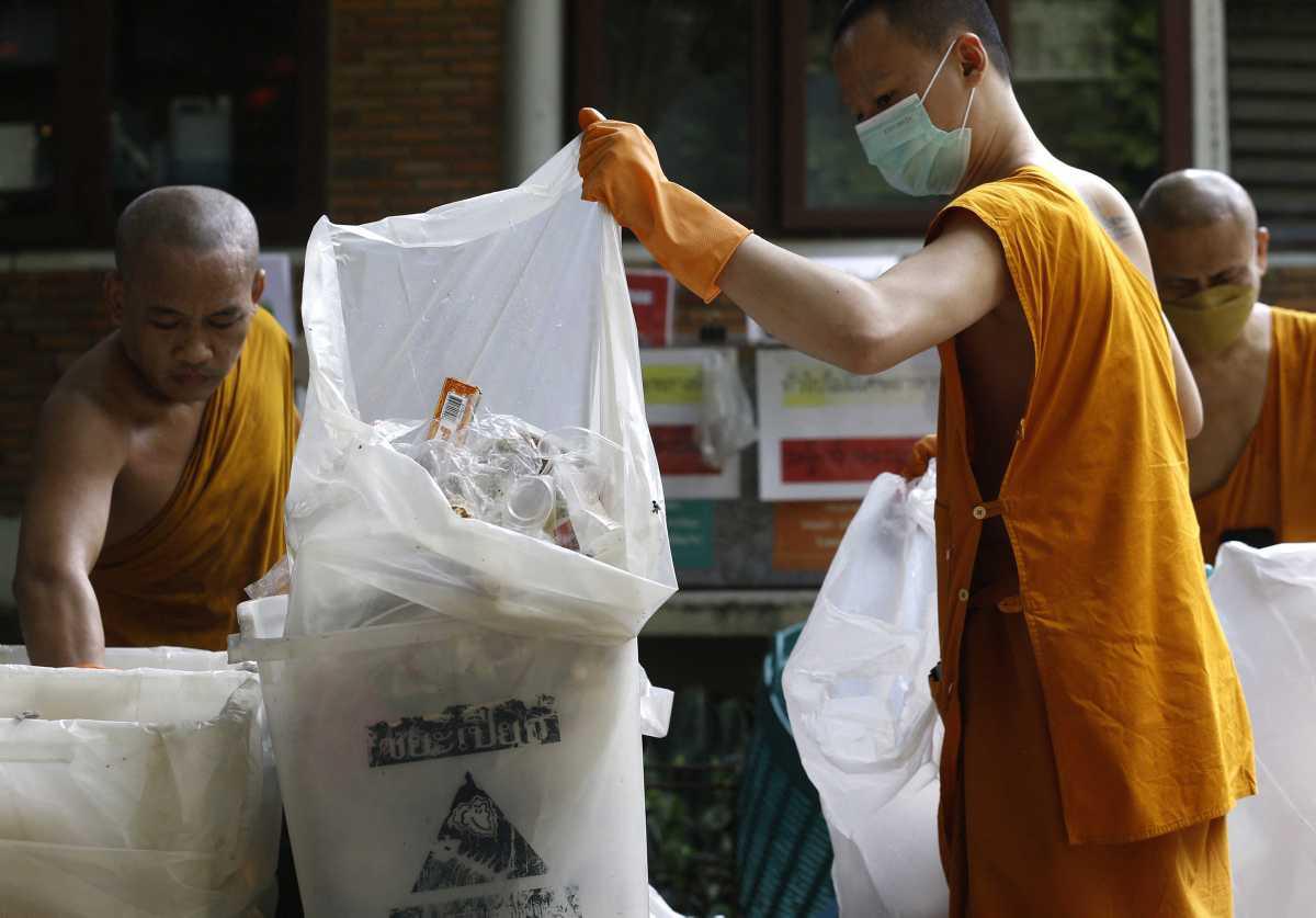 [Focus] - Les robes des moines bouddhistes en bouteilles de plastique recyclées 