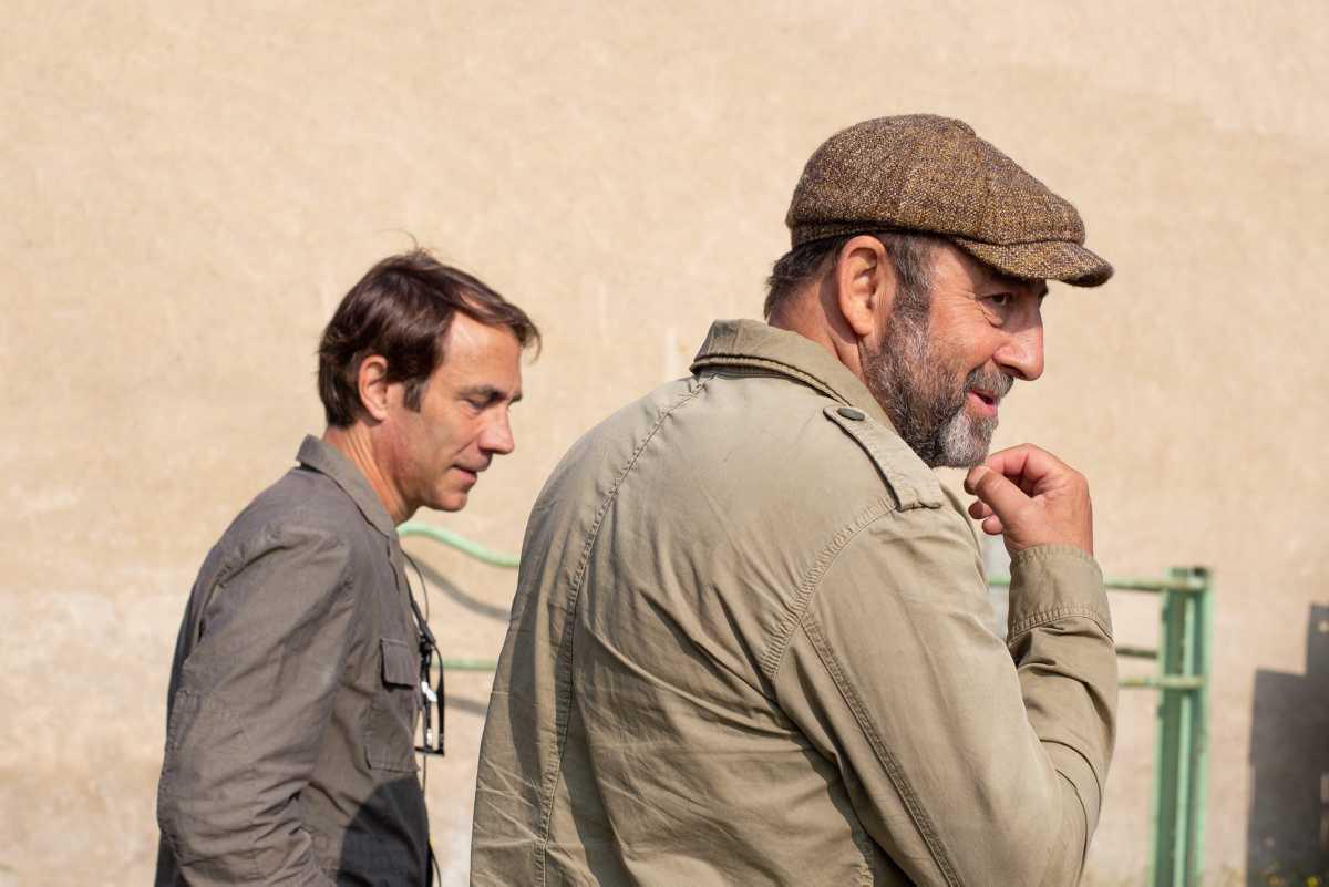 [Focus] - Complicité et rires entre Claude Lelouch et Kad Merad sur le tournage du film Finalement