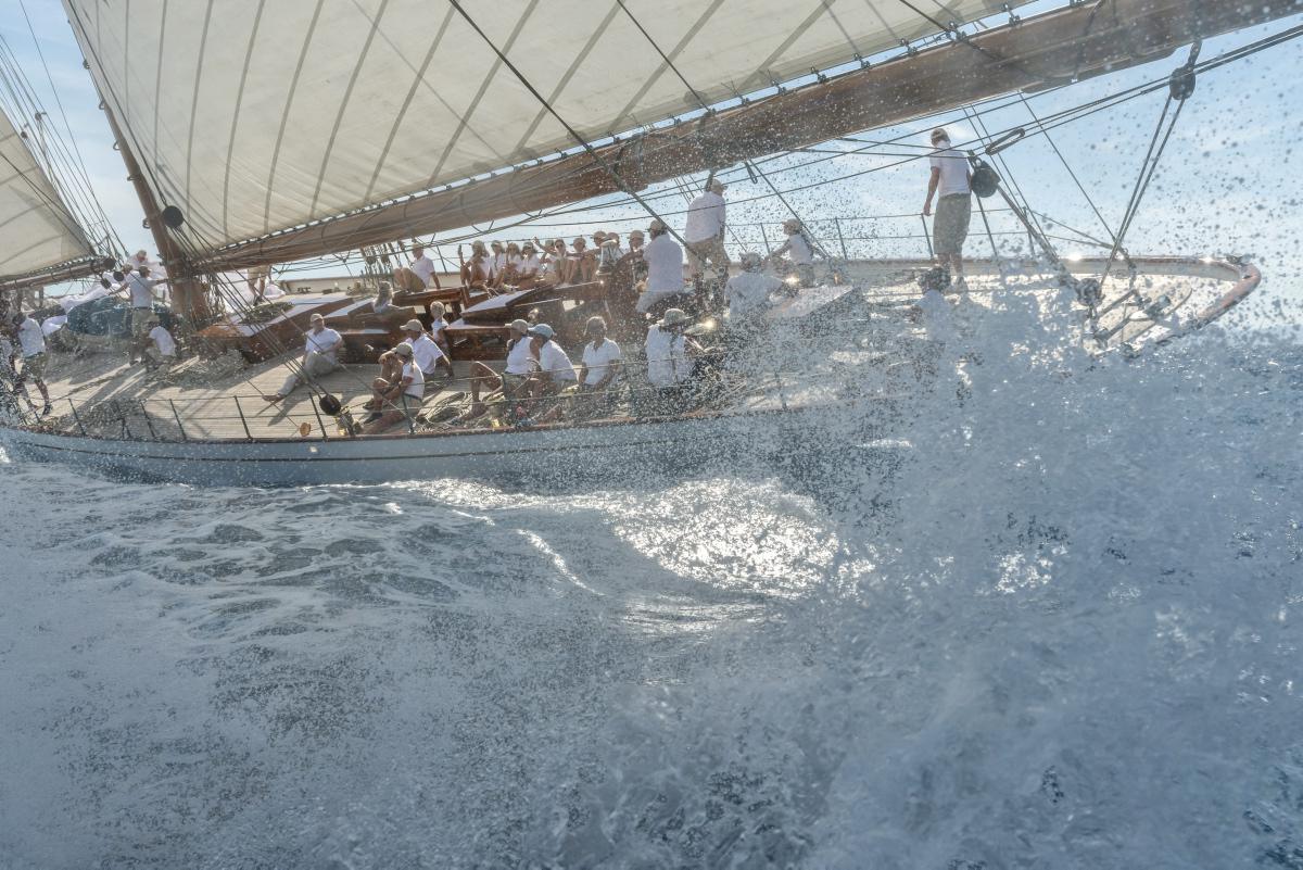 Les Voiles de Saint-Tropez : Quand la Voile et l'Élégance se Rencontrent sur la Côte d'Azur