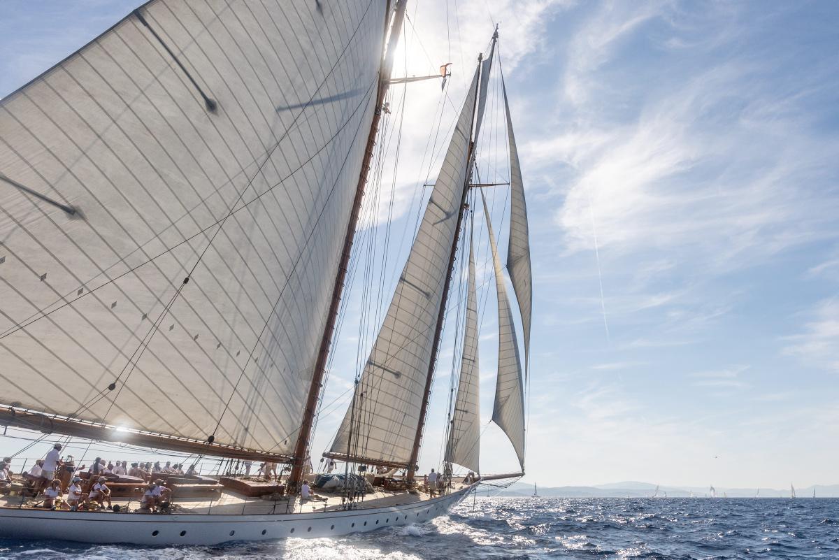 Les Voiles de Saint-Tropez : Quand la Voile et l'Élégance se Rencontrent sur la Côte d'Azur