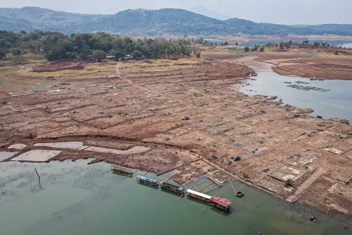 [Focus] - Le 2e plus gros réservoir d'eau d'Indonésie, quasi à sec, laisse apparaître des villages