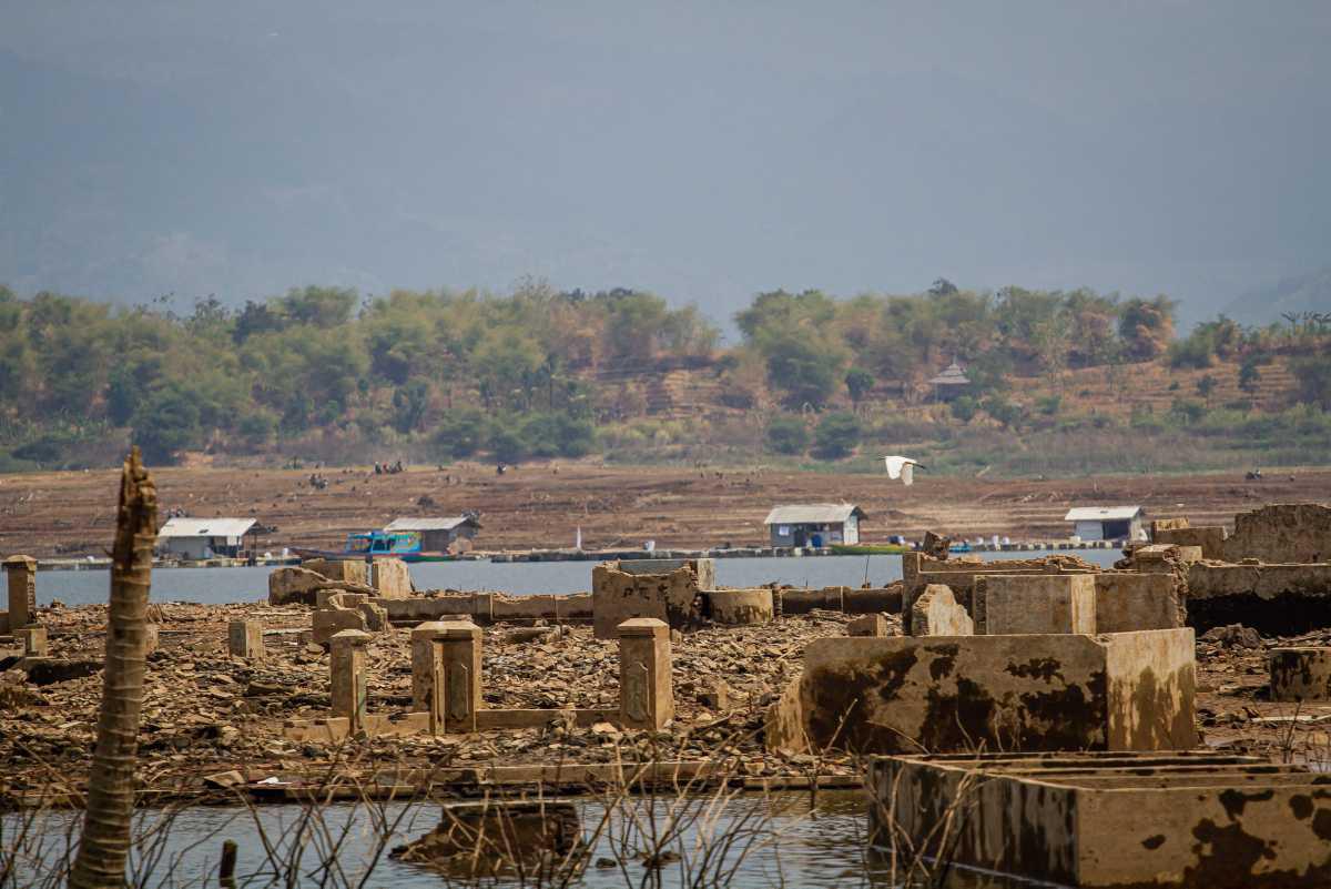 [Focus] - Le 2e plus gros réservoir d'eau d'Indonésie, quasi à sec, laisse apparaître des villages