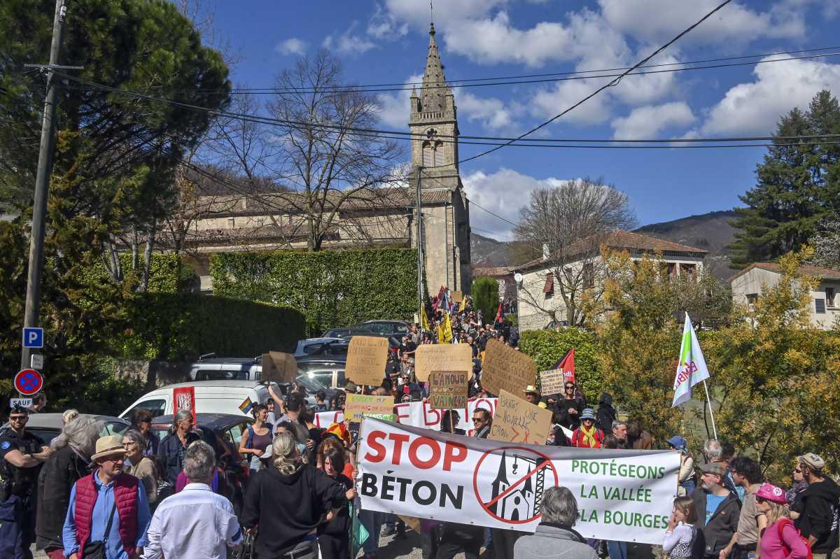 [Focus] - Activistes contre religieuses : véritable bagarre autour de l'extension de Notre Dame des Neiges en Ardèche