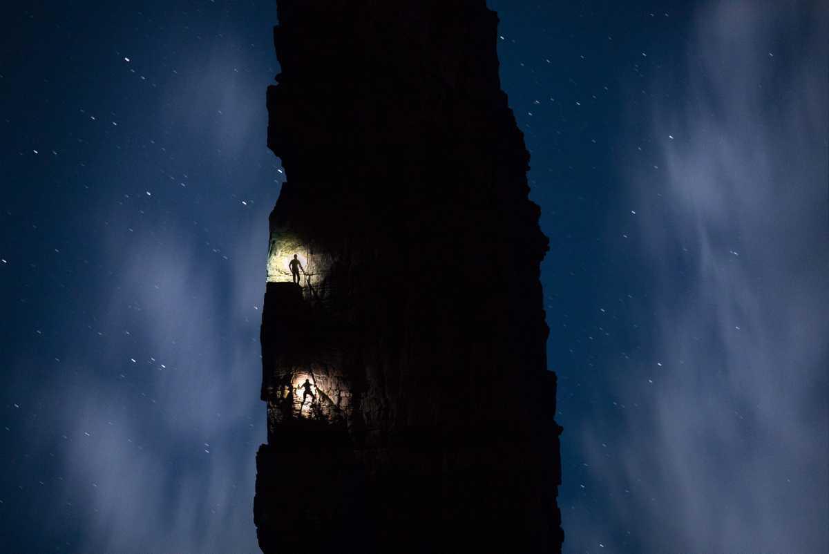 Exploration en Altitude et Aurores Boréales : La Beauté Sauvage des Rocheuses canadiennes capturée par le Photographe Paul Zizka