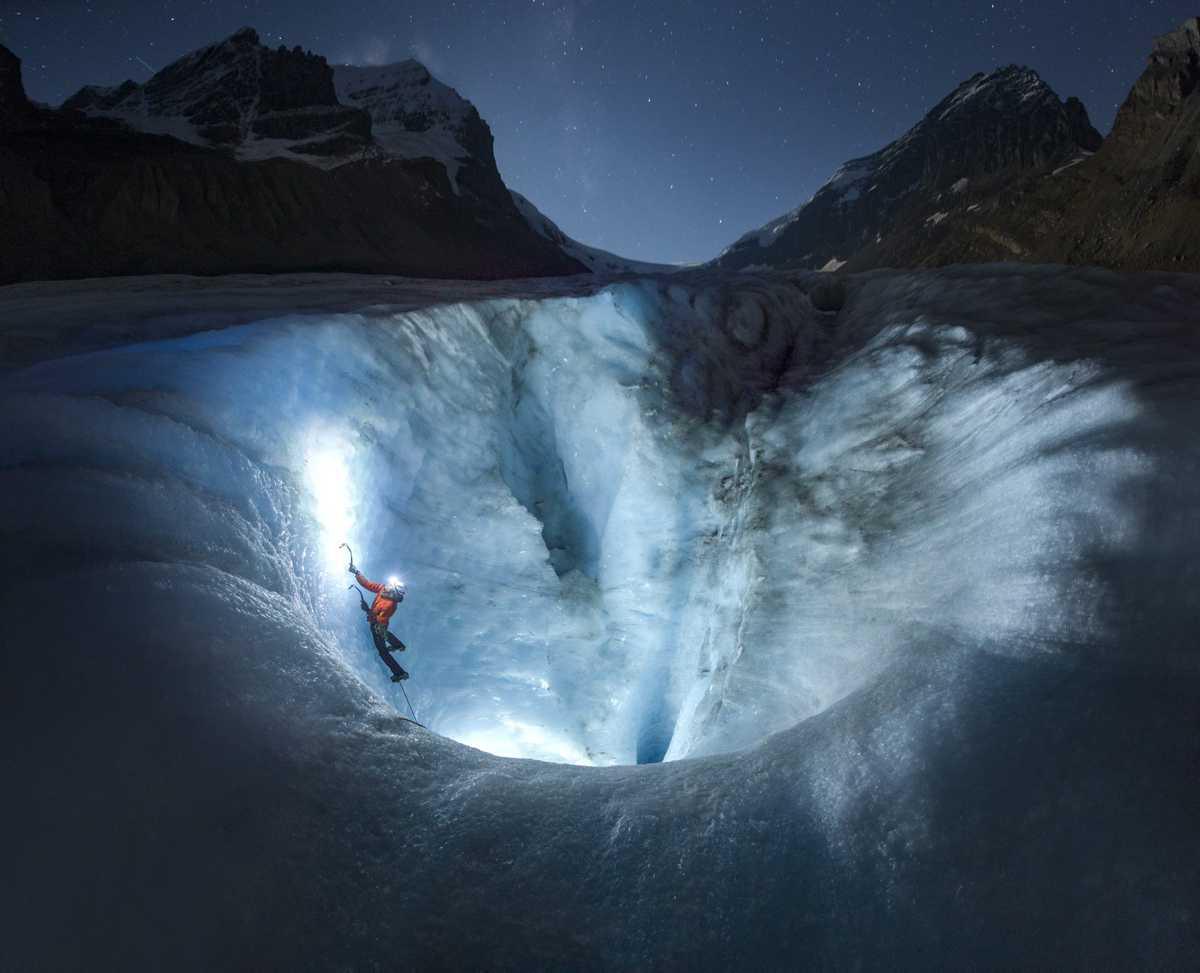 Exploration en Altitude et Aurores Boréales : La Beauté Sauvage des Rocheuses canadiennes capturée par le Photographe Paul Zizka