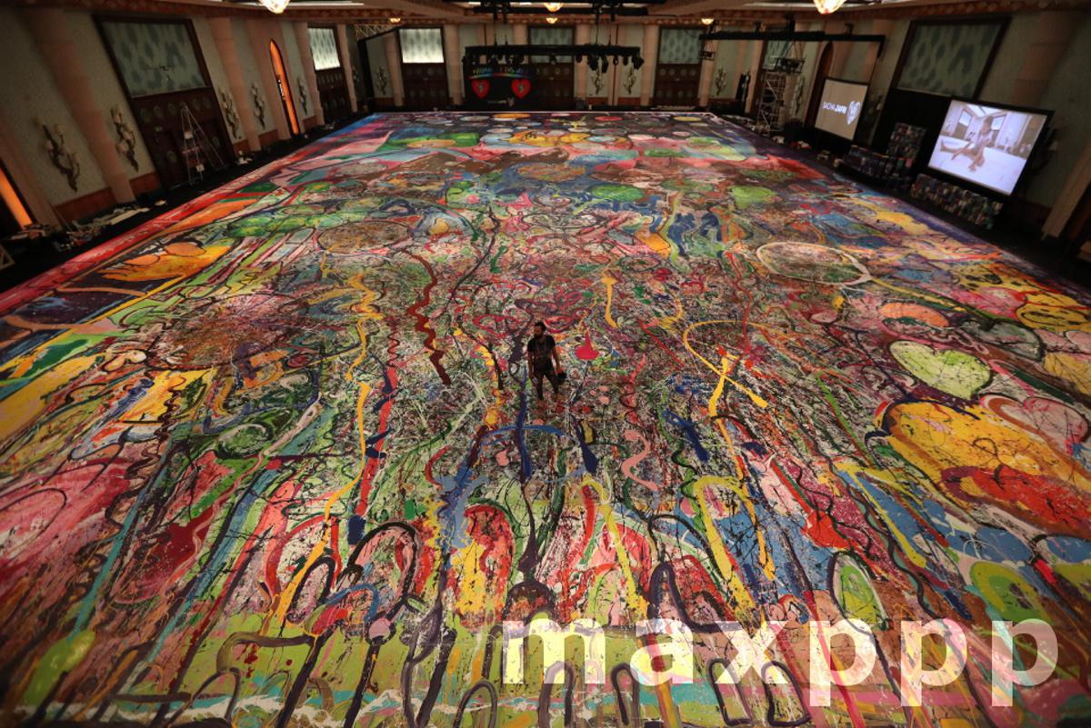 A British artist draws his largest painting for charity purpose in Dubai