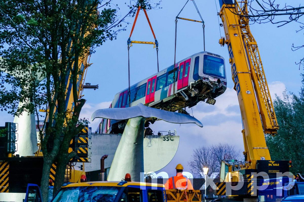 Crashed Metro train removed from artwork