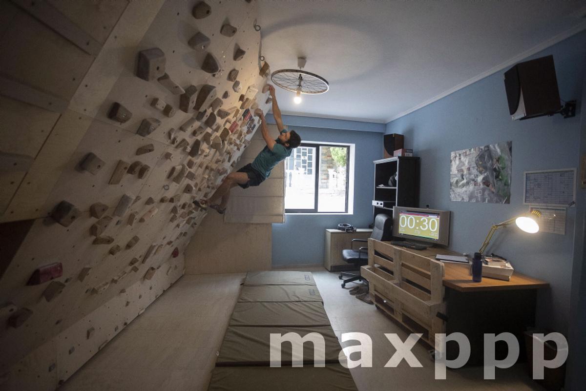 Athlete turns his living room in climbing wall during quarantine