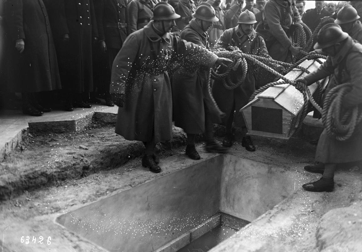 1921 : Inhumation du soldat inconnu à l'Étoile