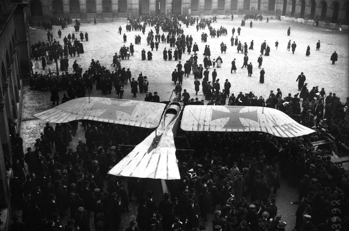 Avion allemand Taube aux Invalides