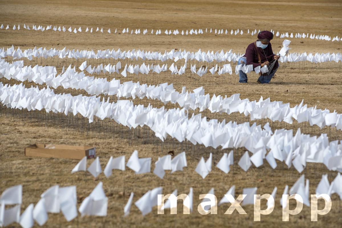 10,000 white flags in remembrance of COVID-19