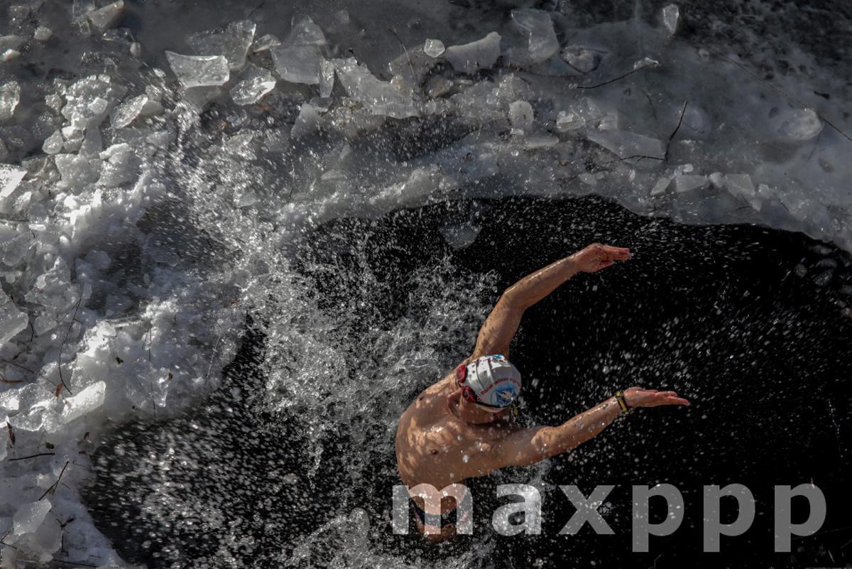 Winter swimming in Beijing as strong cold wave sweeps across China