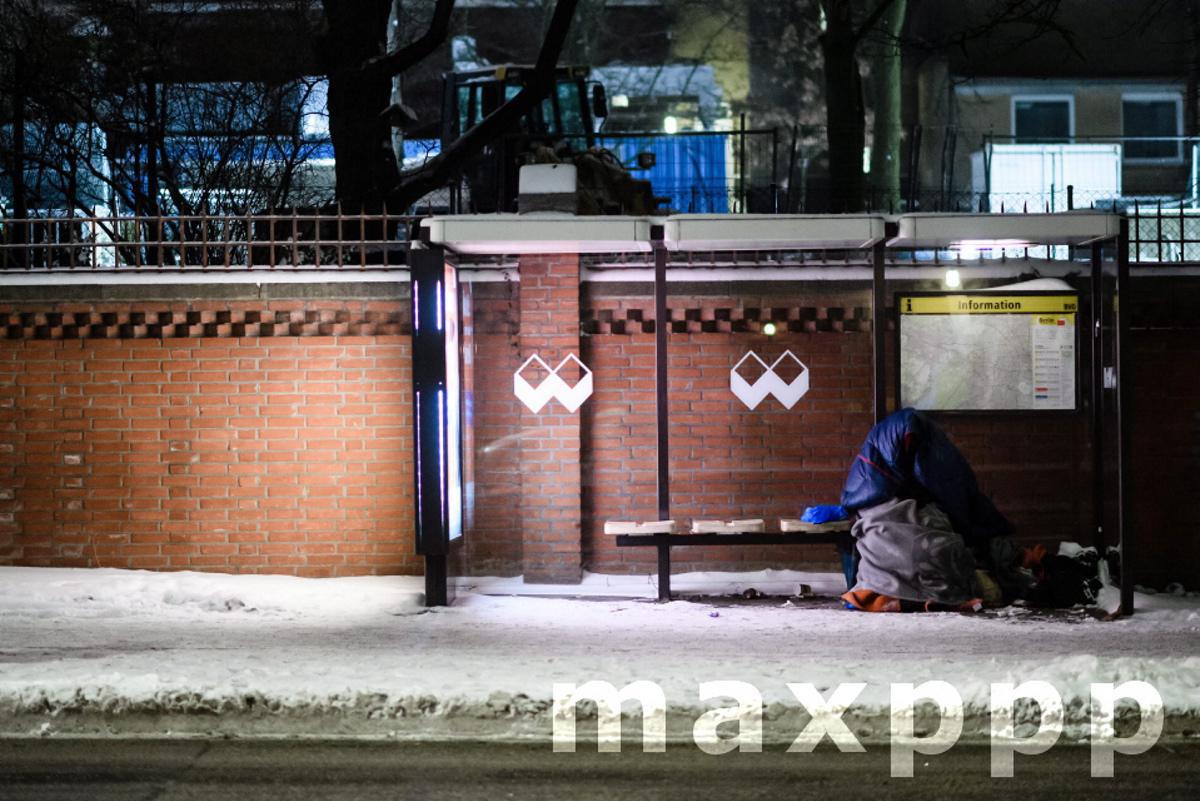 German Red Cross heat bus operation supports homeless people during extreme low temperatures