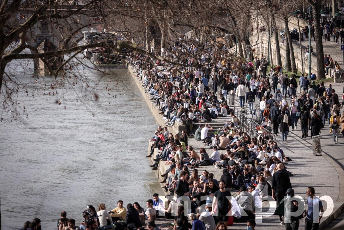 Ambiances festives sur les quais de seine lors du premier week end estivale dans la capitale