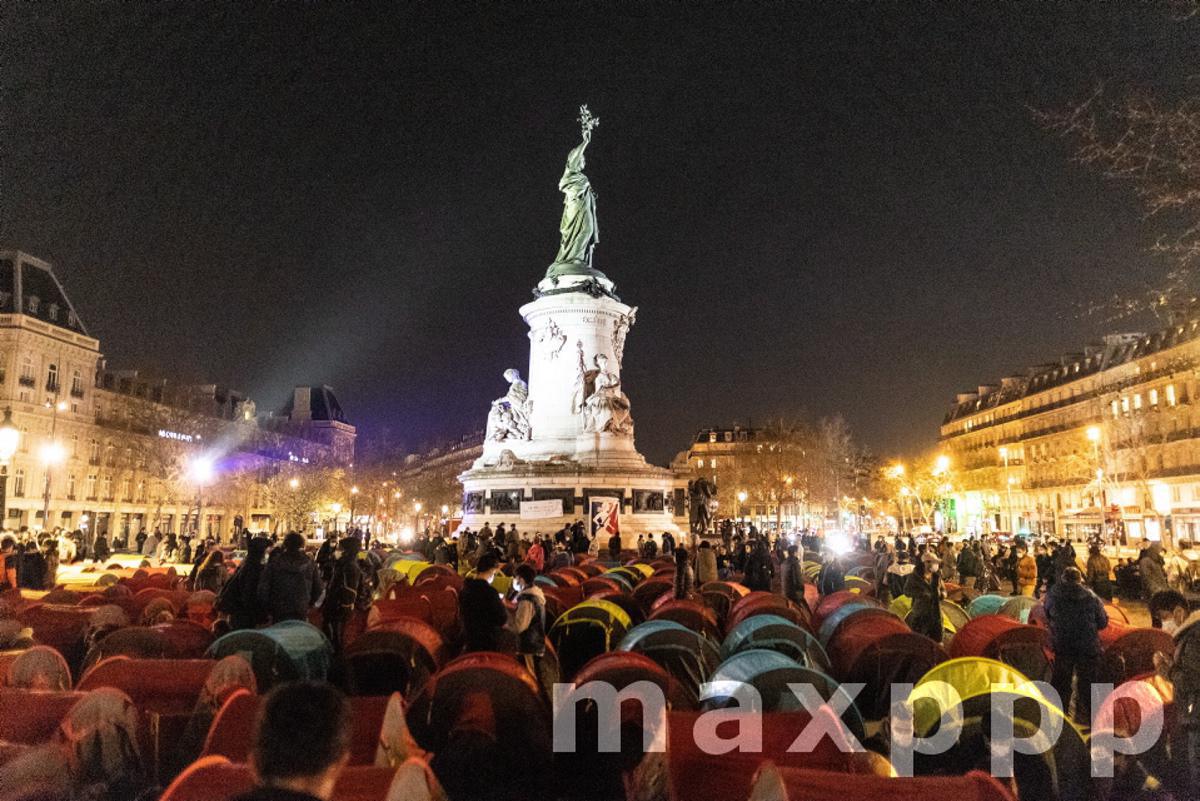 Installation d'un campement de refugies place de la republique