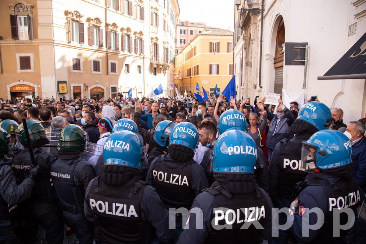 Italy: #IoApro protest with clashes against police in Rome