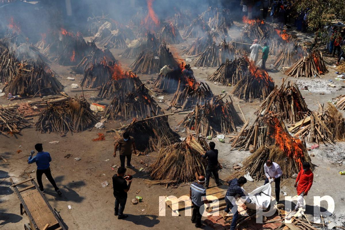 Cremation of coronavirus victims in Delhi, India