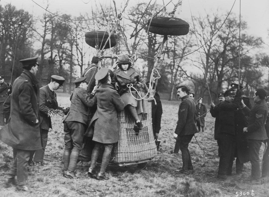 Miss Boyden, femme parachutiste