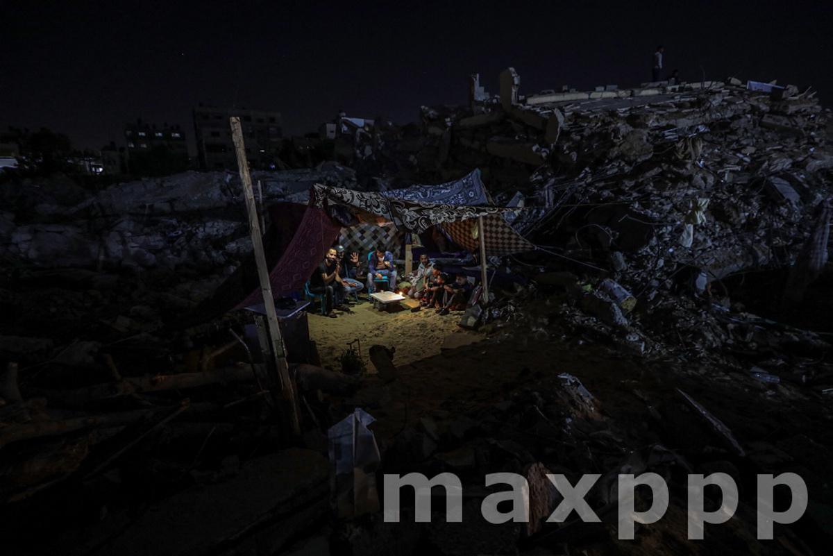 Palestinian families return to their destroyed houses in Gaza