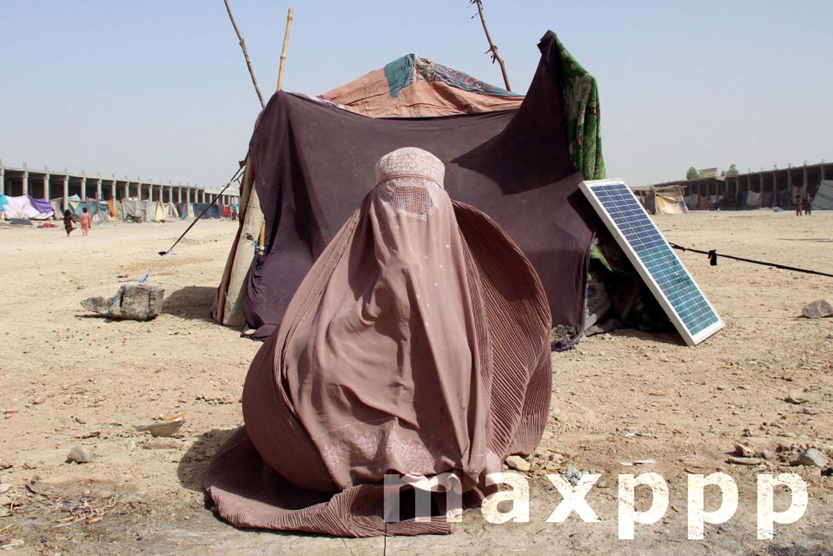 Displaced people take shelter on the outskirts of Lashkargah