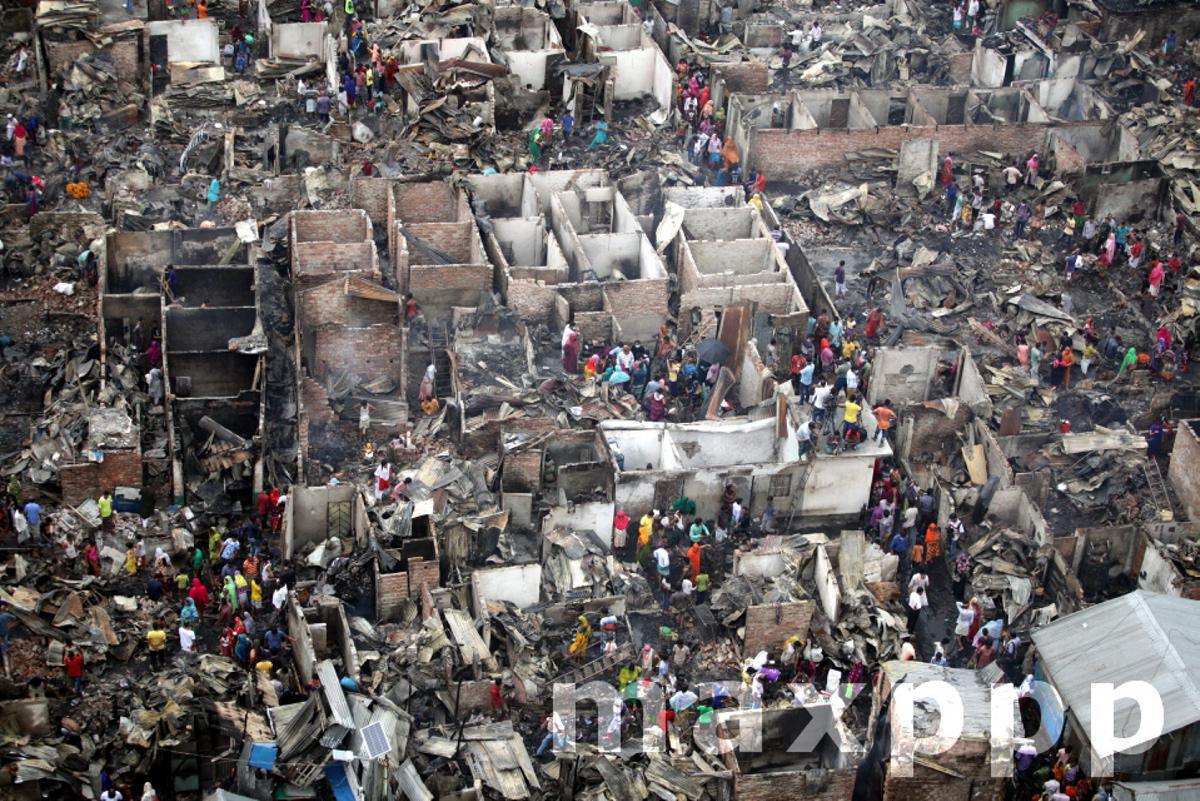 Fire Destroys 500 Shanties In Dhaka Slum