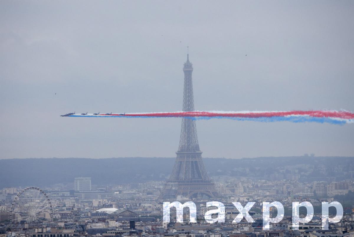 Passage de la Patrouille de France devant la Tour Eiffel