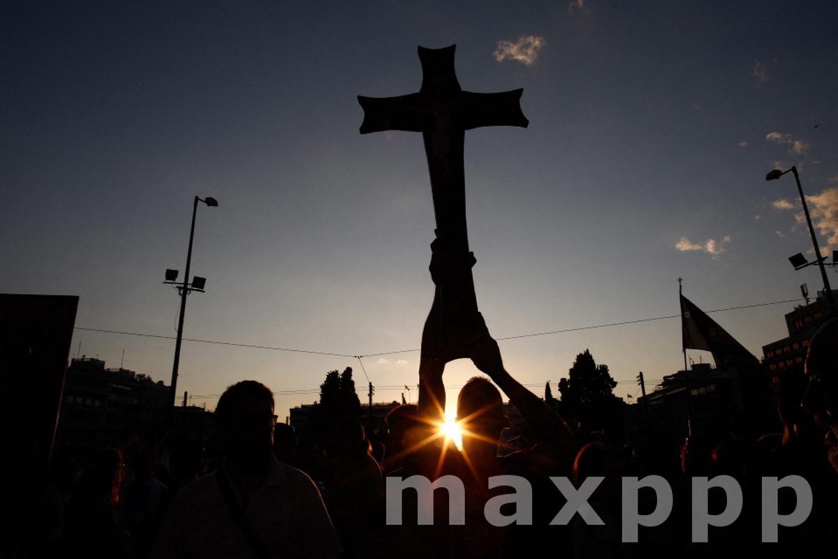 Anti-vaxxers clash with police in Athens
