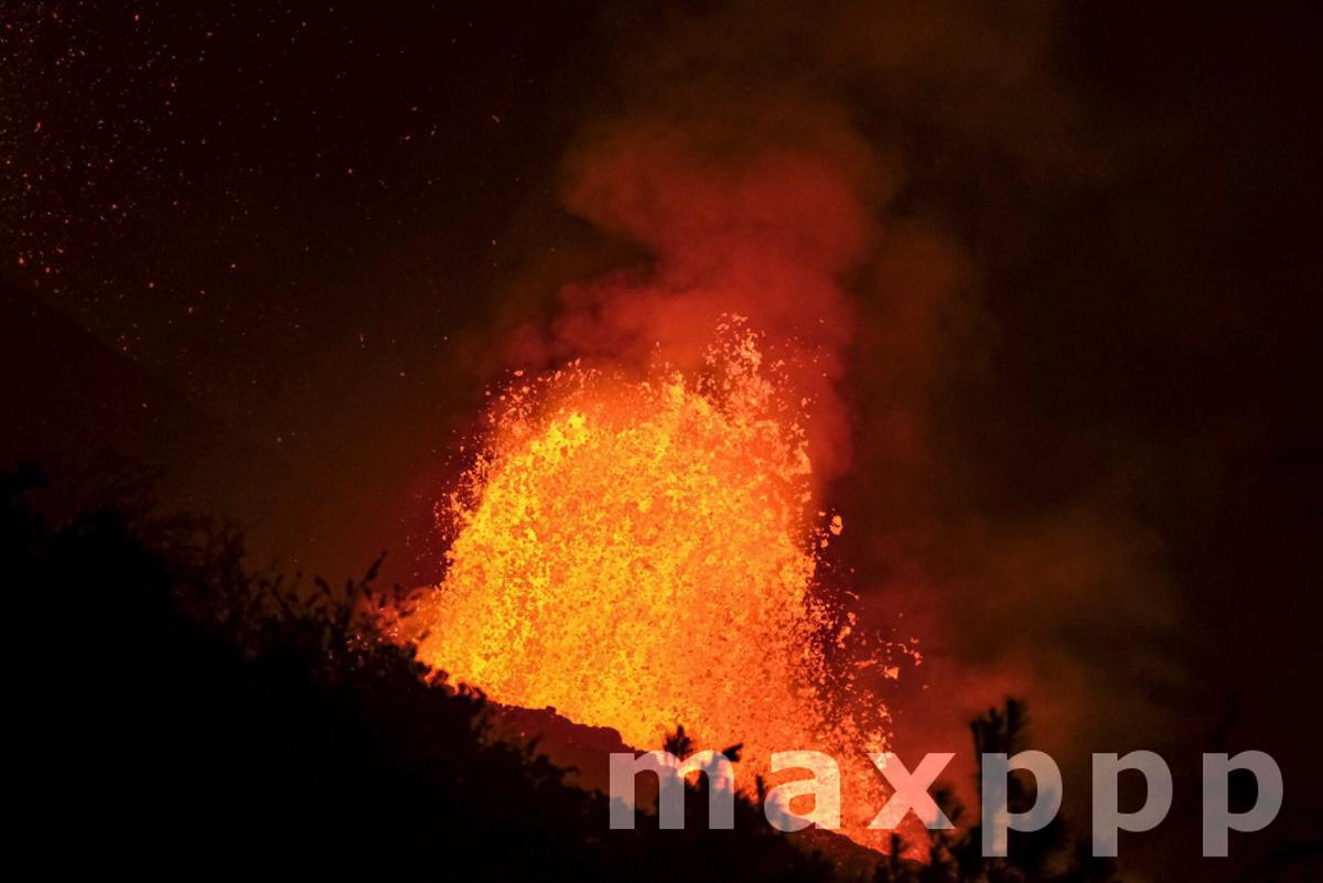 Cumbre Vieja volcano erupts in La Palma, Spain
