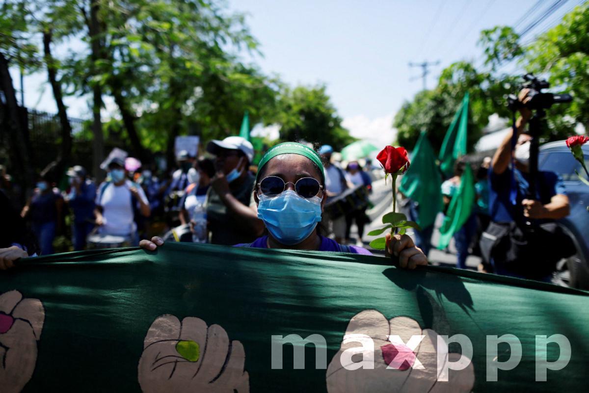 Salvadorans march for policies on sexual health and the right to abortion