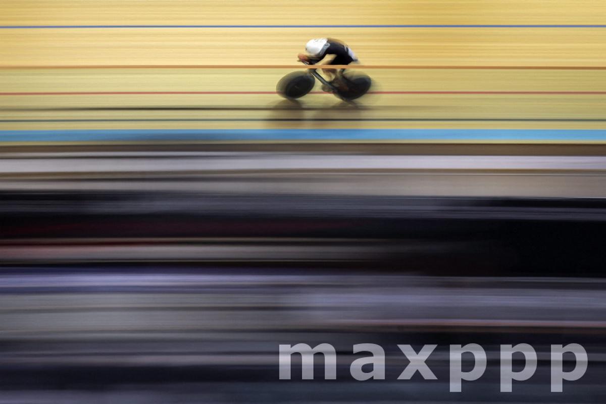 Joscelin Lowden breaks one hour cycling world record