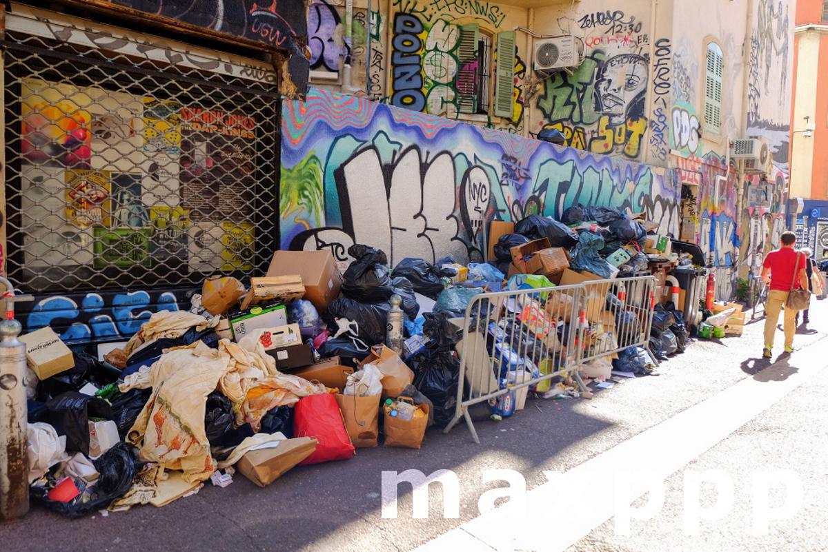 Garbage collectors strike in Marseille, France
