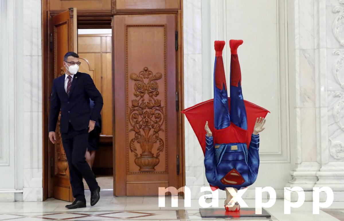 Romanian Prime Minister Citu facing a no-confidence vote in Parliament